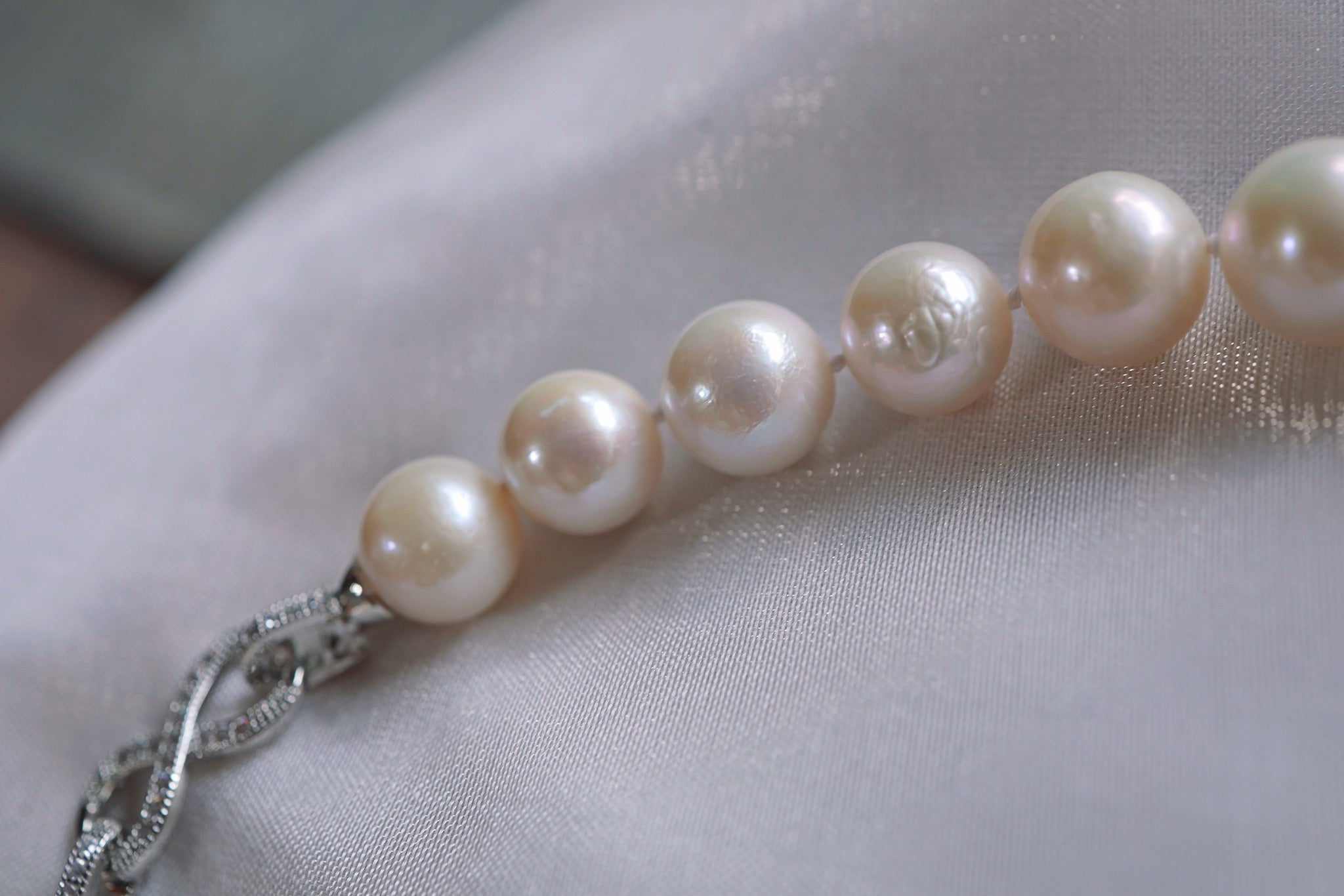 N-004 | Natural White Shimmering Pearl Necklace